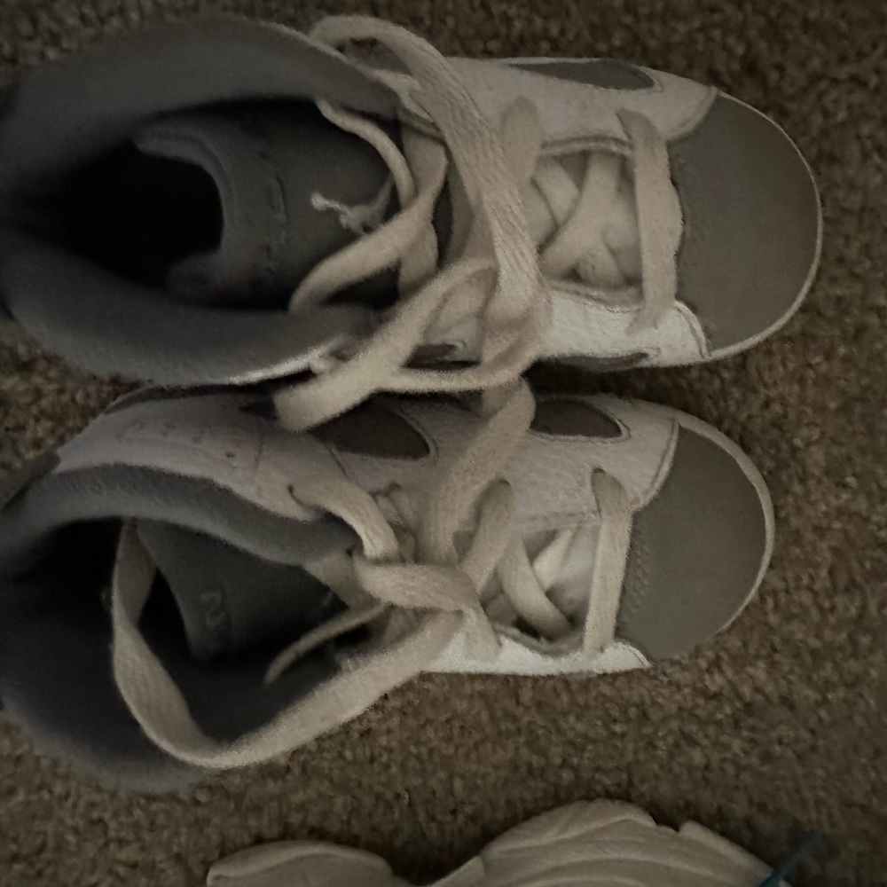 Toddler 8c Jordan white and grey